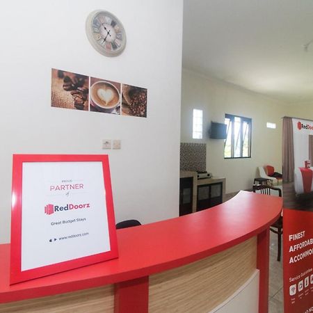 RedDoorz Syariah near Stasiun Madiun Hotel Bagian luar foto