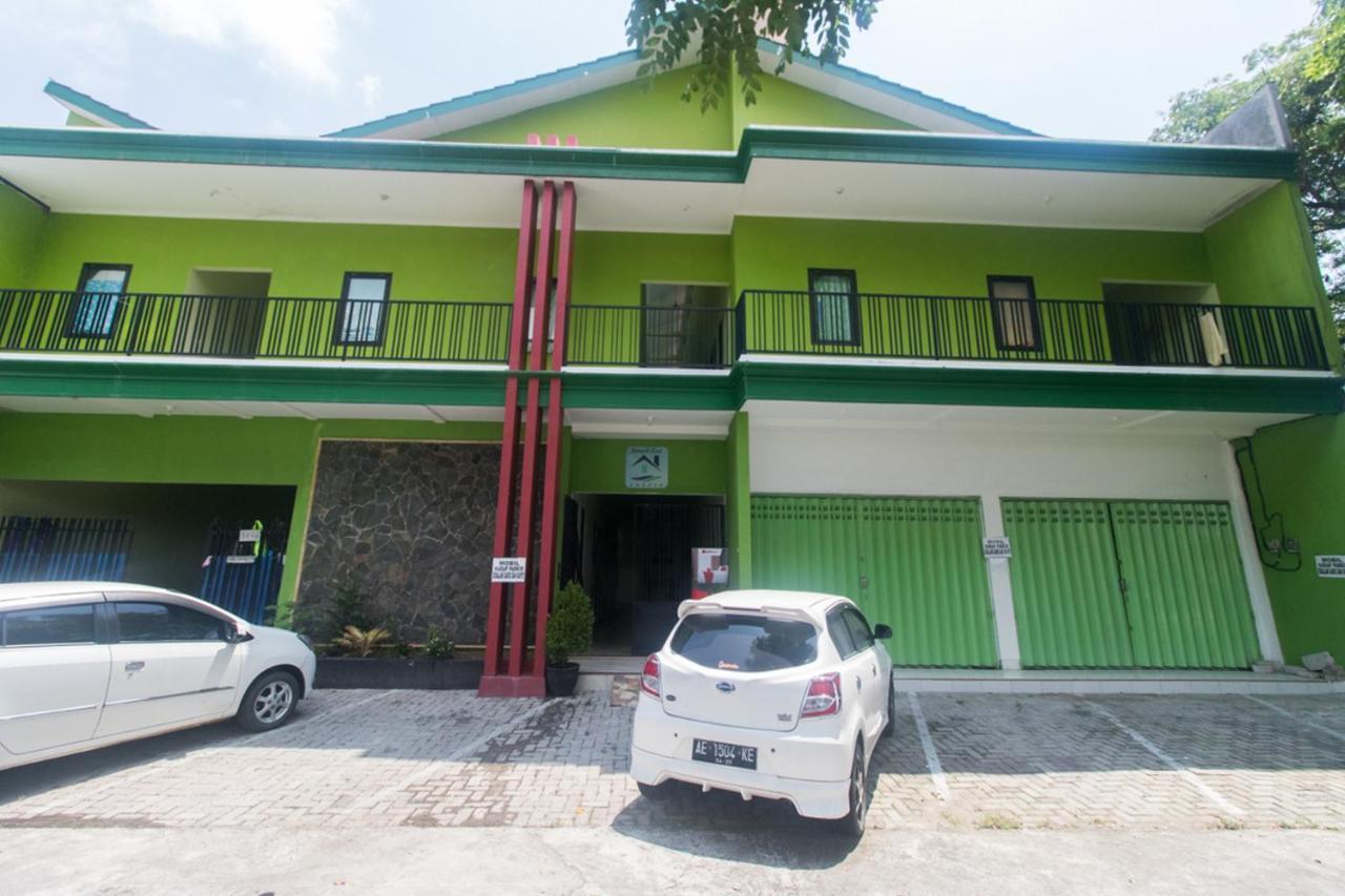 RedDoorz Syariah near Stasiun Madiun Hotel Bagian luar foto