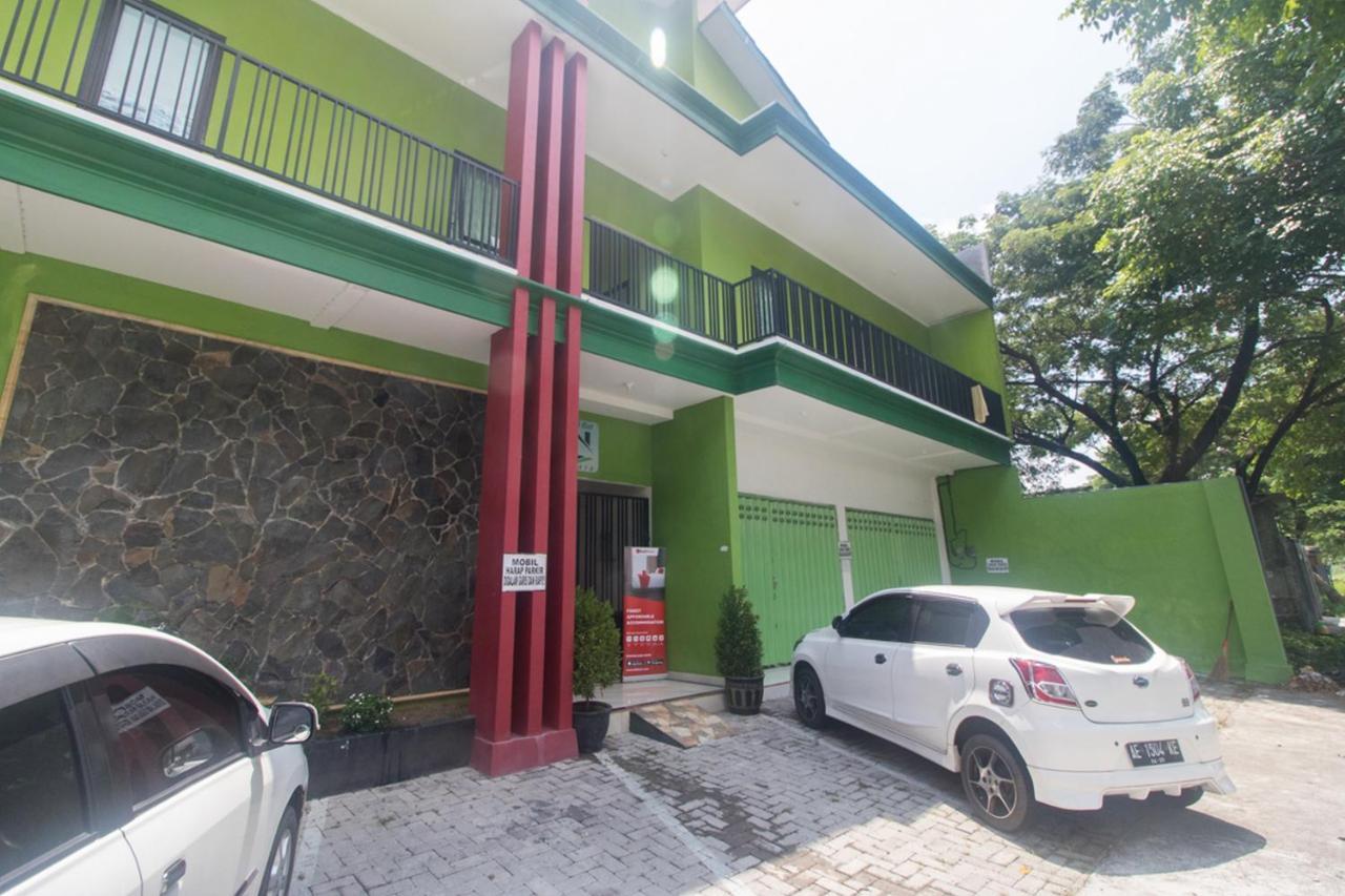 RedDoorz Syariah near Stasiun Madiun Hotel Bagian luar foto