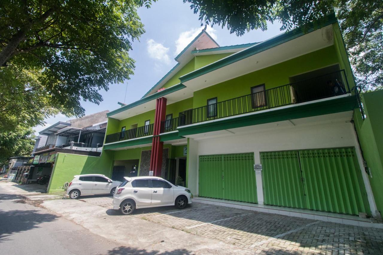 RedDoorz Syariah near Stasiun Madiun Hotel Bagian luar foto