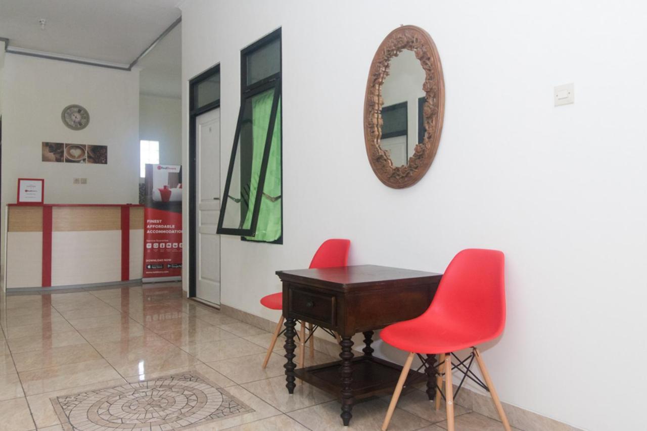 RedDoorz Syariah near Stasiun Madiun Hotel Bagian luar foto