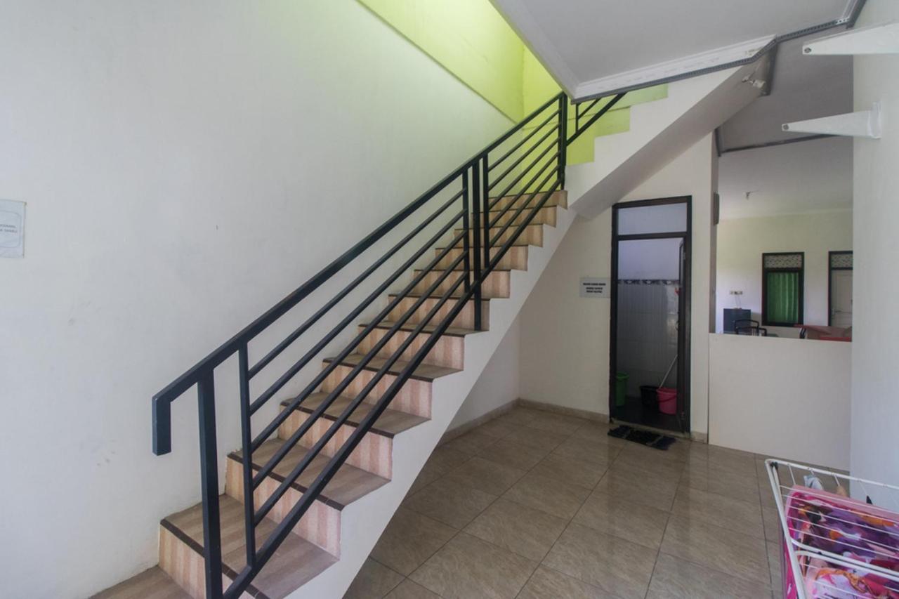 RedDoorz Syariah near Stasiun Madiun Hotel Bagian luar foto